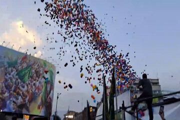 بالفيديو: إطلاق آلاف البالونات في السماء