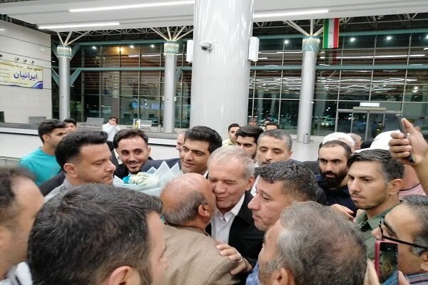 استقبال از پزشکیان در فرودگاه کرمان