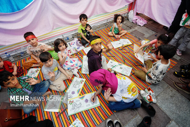 تہران، دس کلومیٹر طویل جشن غدیر سے بچے خصوصی طور پر لطف اندوز ہو رہے ہیں