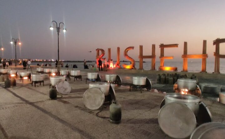 طبخ ۱۱۰ دیگ غذا در ساحل بوشهر
