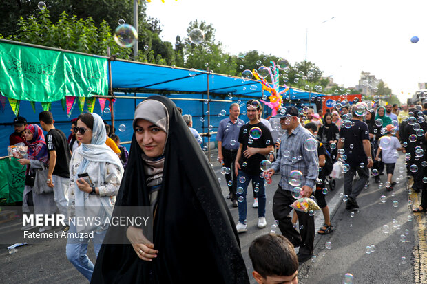 مهمونی کیلومتری غدیر در جنوب تهران/۵۰ هزار پرس غذا طبخ و توزیع شد