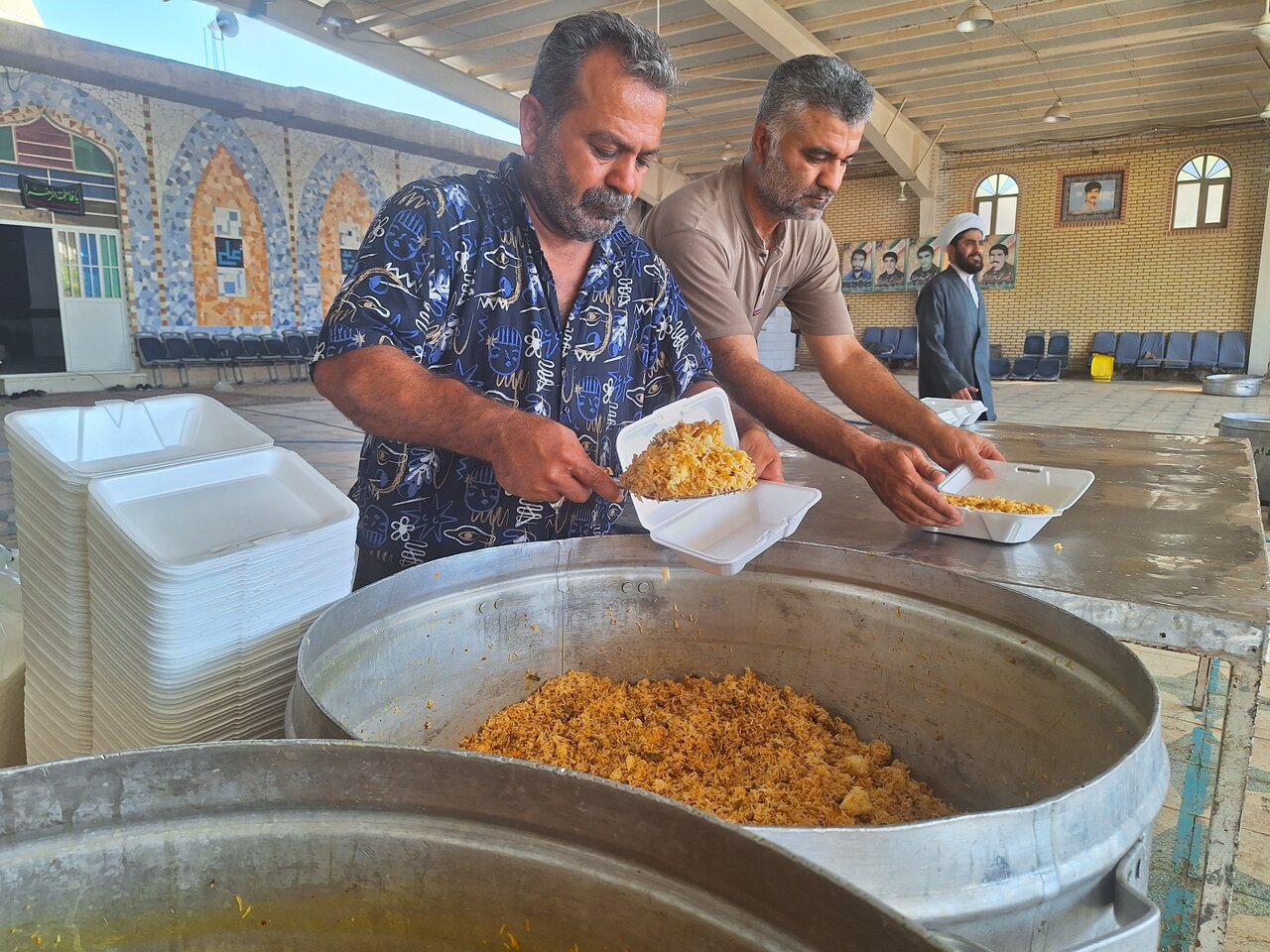 ۱۲ هزار پرس غذا در گناوه طبخ و توزیع شد