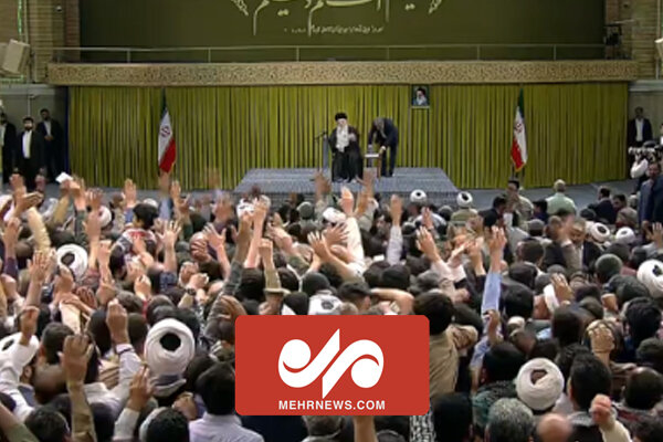 لحظه ورود رهبر انقلاب به حسینیه امام خمینی دردیدار مردمی عید غدیر