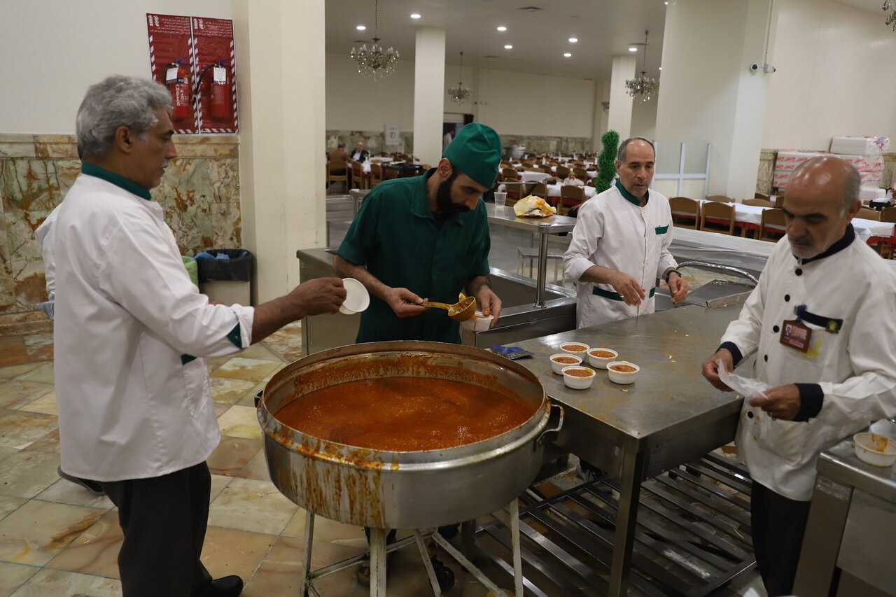 اطعام عید غدیر در مهمانسرای حرم مطهر حضرت معصومه(س) + تصاویر