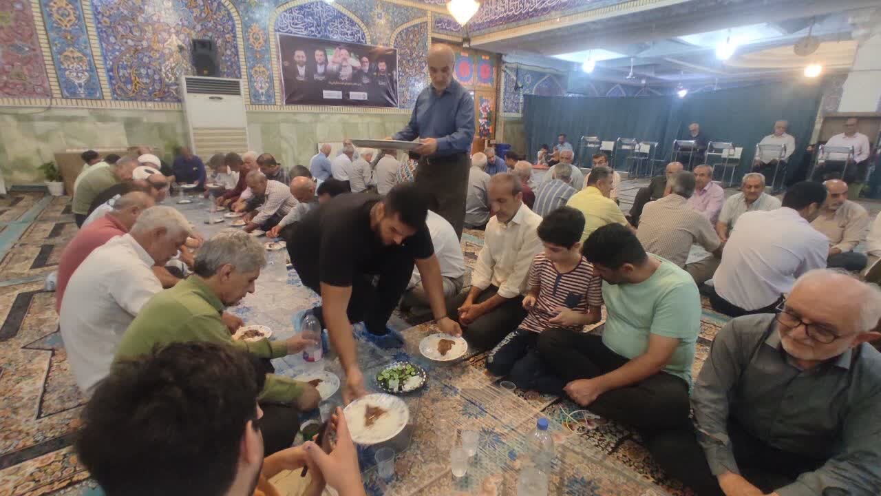 توزیع غذای نذری به مناسبت عید غدیر در آستانه اشرفیه