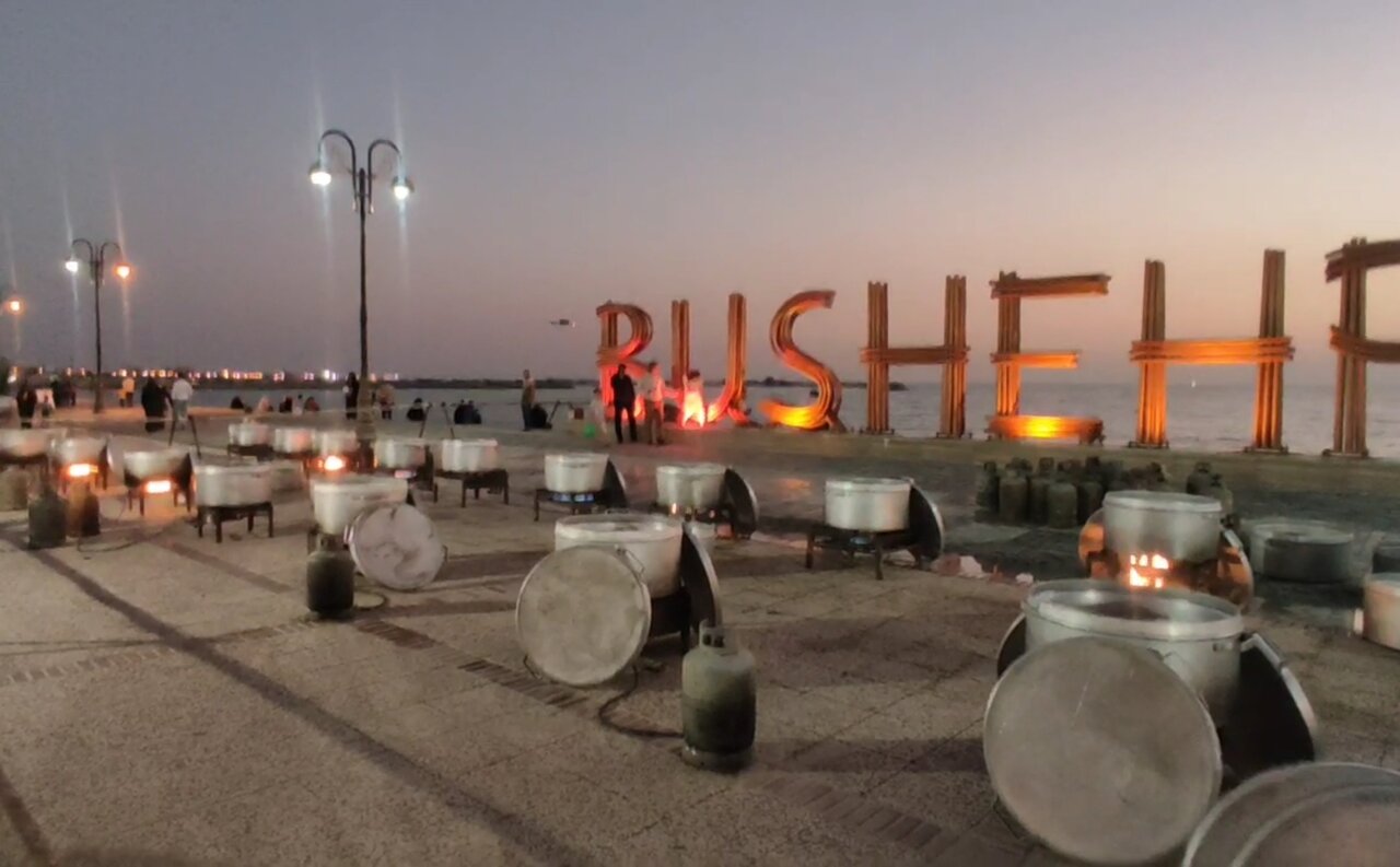 طبخ ۱۱۰ دیگ غذا در ساحل بوشهر