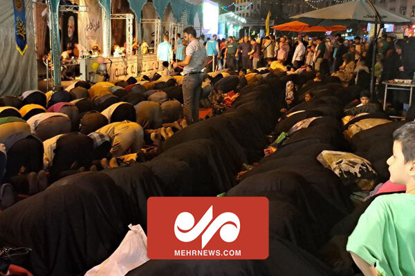 اقامه نماز توسط شهروندان تهرانی در مهمونی ۱۰ کیلومتری