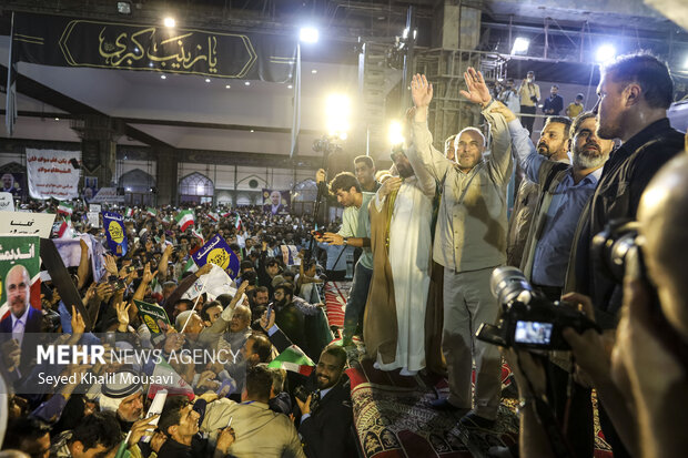حضور محمد باقر قالیباف در بین هواداران خوزستانی
