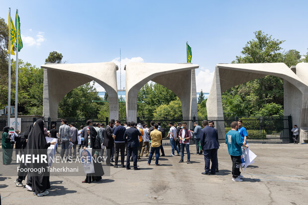 تجمع حامیان محمد باقر قالیباف جلوی دانشگاه تهران