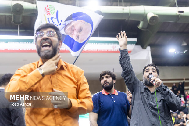 اجتماع هواداران قالیباف در ورزشگاه شهید شیرودی