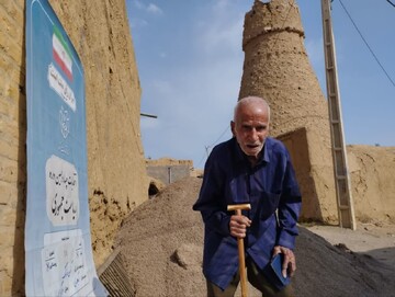 حضور اول وقت پیرمرد ۹۰ ساله برای رای دادن در روستای رتک کوهبنان