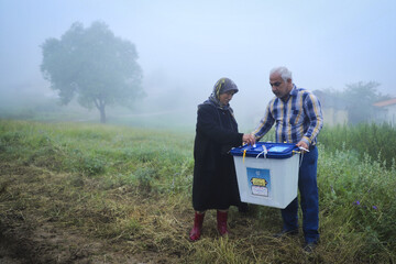 صندوق سیار رأی‌گیری در روستای کوه‌پایه جهان‌نما