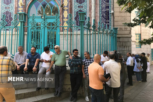حضور مردم در حسینیه ارشاد برای شرکت در انتخابات