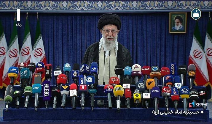 قائد الثورة: على الشعب الايراني ان لايتردد للمشاركة في الانتخابات