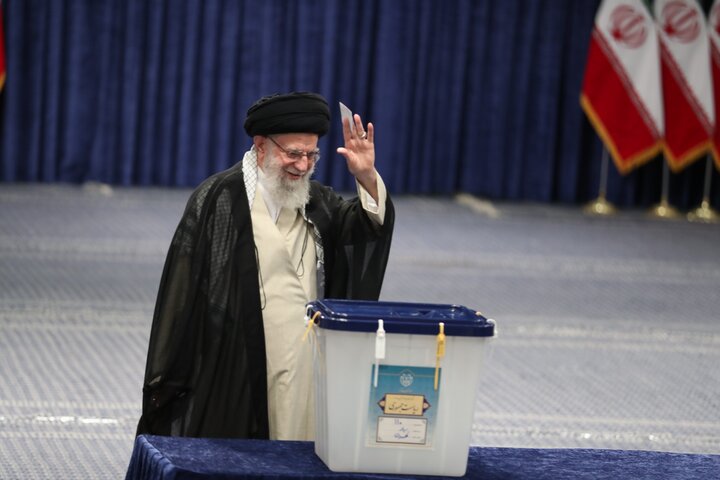 حضور رهبر معظم انقلاب اسلامی در چهاردهمین دوره ریاست جمهوری