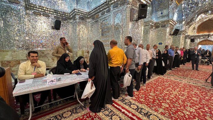 شاهچراغ شیراز مملو از جمعیت رای‌دهندگان در انتخابات ریاست جمهوری