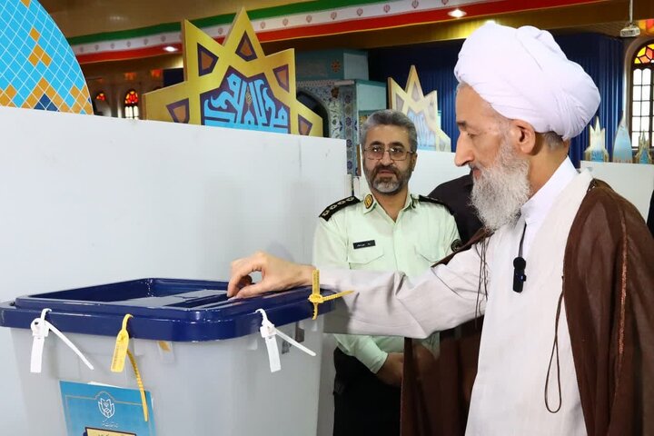 نماینده ولی فقیه در مازندران رای خود را به صندوق انداخت