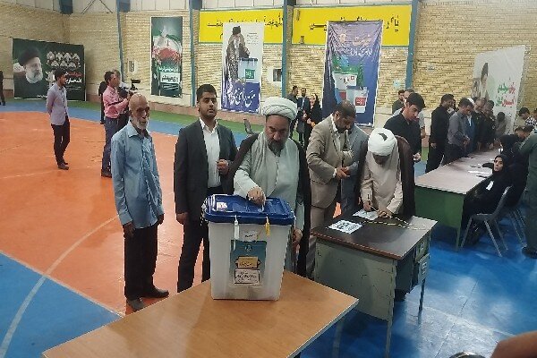 نماینده ولی فقیه در سیستان وبلوچستان رای خود را به صندوق انداخت