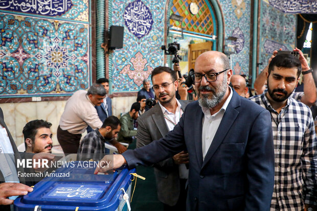 مشاركة اهالي طهران للانتخابات الرئاسية في حسينية ارشاد