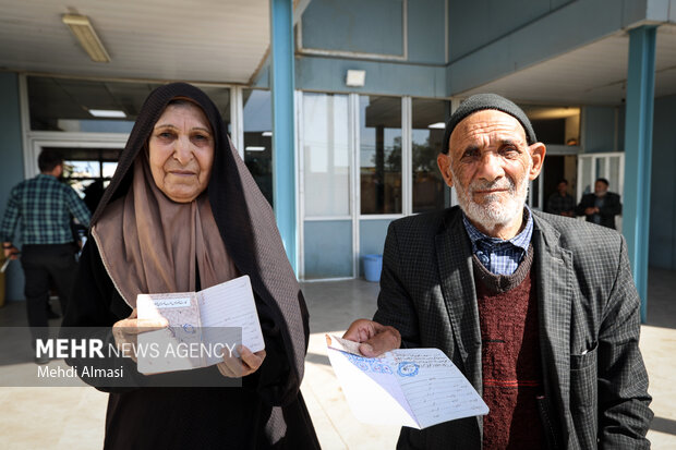 حضور پرشور مردم زنجان در پای صندوق های رای