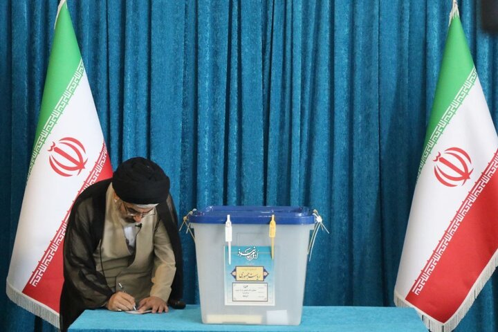 امام جمعه ارومیه رای خود را به صندوق انداخت