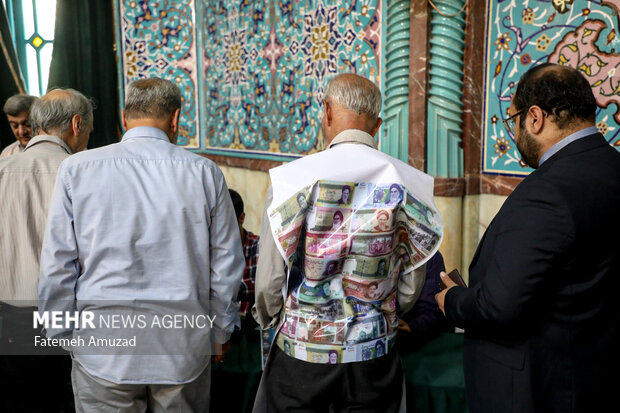 مشاركة اهالي طهران للانتخابات الرئاسية في حسينية ارشاد