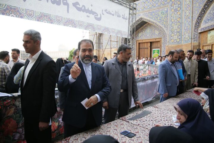 استاندار اصفهان رأی خود را به صندوق انداخت
