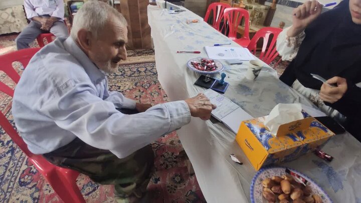 حضور پیرمرد ۸۲ ساله آستانه ای پای صندوق رای