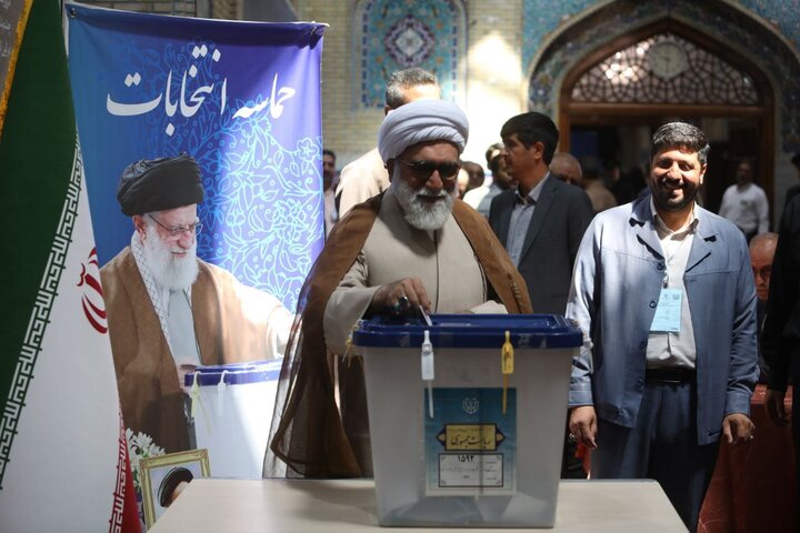 تولیت آستان قدس رضوی رای خود را به صندوق انداخت