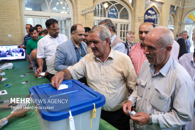 حضور پرشور مردم اصفهان در ساعات اولیه رای گیری در میدان نقش جهان