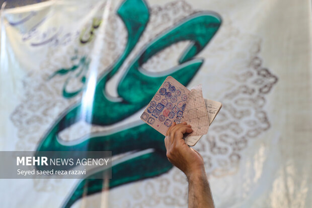 Tahran'ın tarihi camisinde oy kullanma işlemi