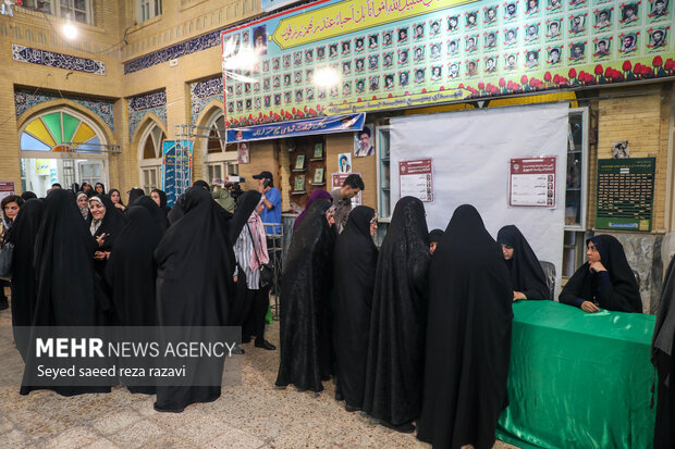 مشارکة اهالي طهران في الانتخابات الرئاسية في مسجد لرزاده