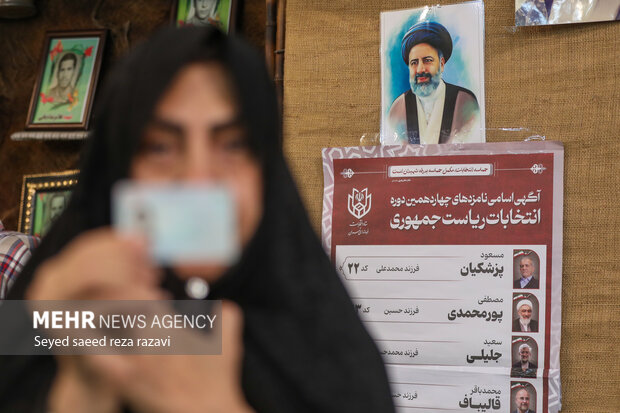 Tahran'ın tarihi camisinde oy kullanma işlemi