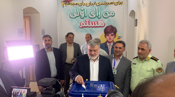استاندار آذربایجان غربی رای خود را به صندوق انداخت