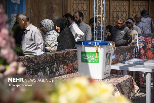 صف مشارکت مردم در انتخابات ریاست جمهوری در گلستان شهدای اصفهان