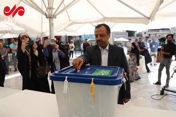 خاندوزی رای خود را به صندوق انداخت