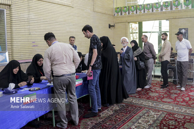 Simnan'daki seçim işleminden fotoğraflar