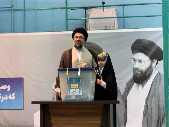 یاسر خمینی در حسینیه جماران رای داد