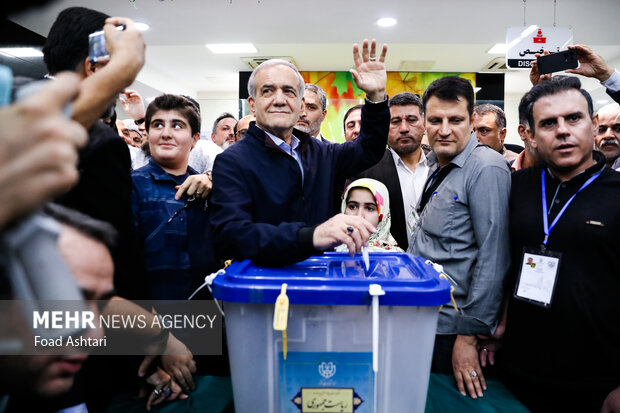 مسعود پزشکیان رای خود را به صندوق انداخت