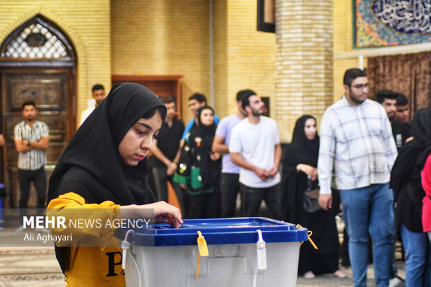 حضور دانشجویان دانشگاه ارومیه در پای صندوق‌های رای
