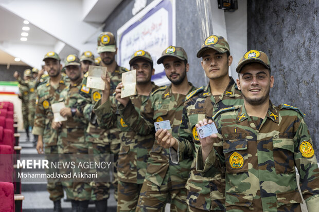 حضور کارکنان نیروهای مسلح در چهاردهمین دوره انتخابات ریاست جمهوری