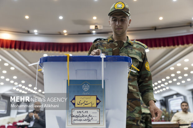 حضور کارکنان نیروهای مسلح در چهاردهمین دوره انتخابات ریاست جمهوری