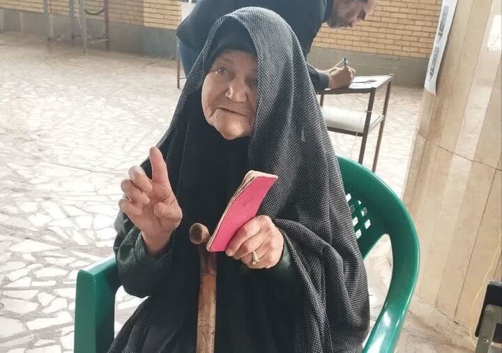 حضور بانوی ۸۴ ساله فلاورجانی پای صندوق رای به عشق شهید جمهور