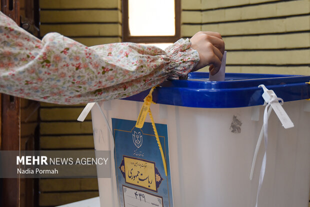 حضور مردم روستاهای شهرستان آبدانان در پای صندوق های رای