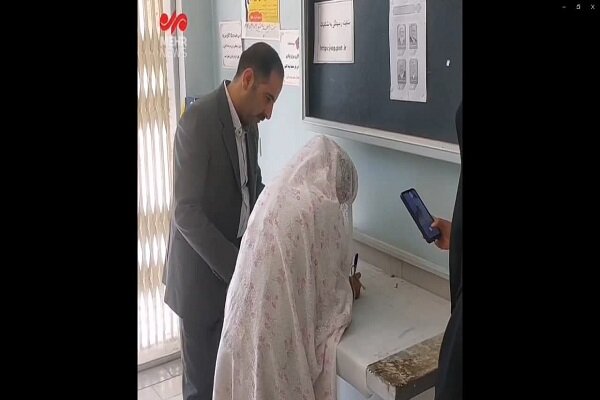 حضور عروس و داماد فارسانی در پای صندوق رای