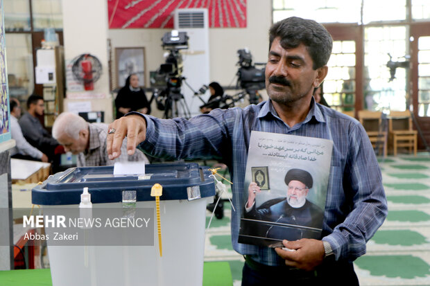 حضور حداکثری و انتخاب اصلح دو وظیفه اساسی امروز مردم ایران است