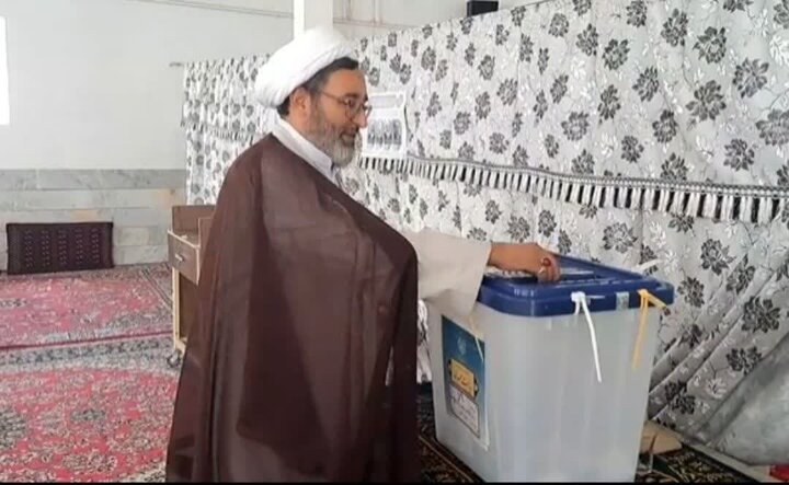 امام جمعه بردسکن رای خود را به صندوق انداخت