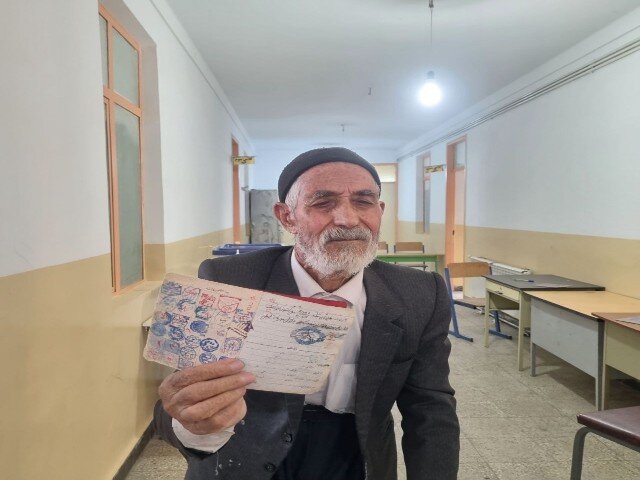 پیرمرد نابینای قروه‌ای رای خود را به صندوق انداخت