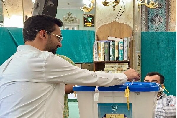 آذری جهرمی رای خود را به صندوق انداخت
