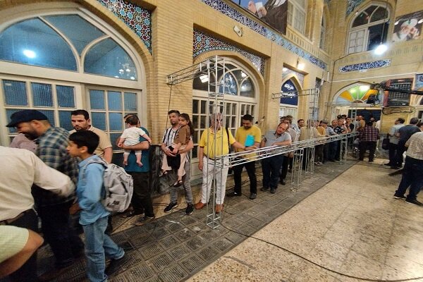 رای‌گیری با اشتیاق در مسجد لرزاده در جریان است
